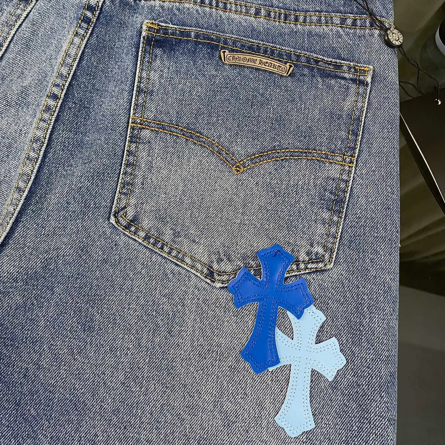 P220 chrome hearts 2025 new double blue cross patchwork leather jeans vi Top heavy industry fashionable design] Consistent high street luxury style creation. Speaking of this style, the Zangyin family and GU family are definitely the leading representative brands. Especially the Zangyin family has really achieved a state-of-the-art effect in creating high street style. The unique washed material is used to create this style. The color system is quite eye-catching. After it is decorated with patchwork cross flowers, it cleverly highlights the charm of the brand. Secondly, this style uses classic The classic high-waist cutting design highlights the long legs and fashionable temperament of the upper body. The brand is highly recognizable and the slim fit configuration is more suitable for daily wear. It is a product that interprets personality, fashion, and specifications at a glance. This single product is enough to make any fan excited. It can be a white T-shirt for youthful preppy style, or a tight suspender for lady style. It has strong matching ability and can be easily controlled by men.  [Materials and craftsmanship] Needless to say, this point goes without saying. As an excellent craftsman brand, Zangyin’s requirements for details and craftsmanship are really perfect. The washed color of this model has gone through so many processes, not to mention the embellishment of denim appliques. It is also purely hand-made and sewn. Just like what they believe in, only hand-made things have soul and have the meaning of wear. A top-notch heavy-duty fashionable denim item, I look forward to your perfect interpretation! !  Size:28-34